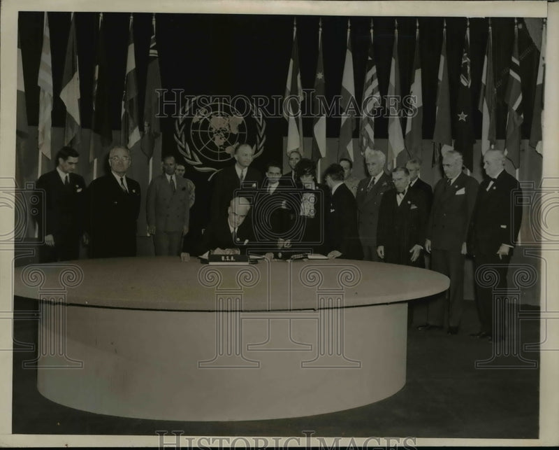 Load image into Gallery viewer, 1945 Press Photo Pres Truman Witnesses Signing of the Charter for World Peace
