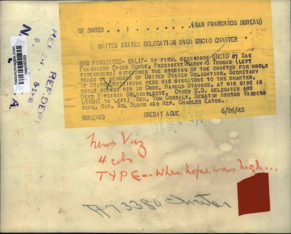 1945 Press Photo Pres Truman Witnesses Signing of the Charter for World Peace