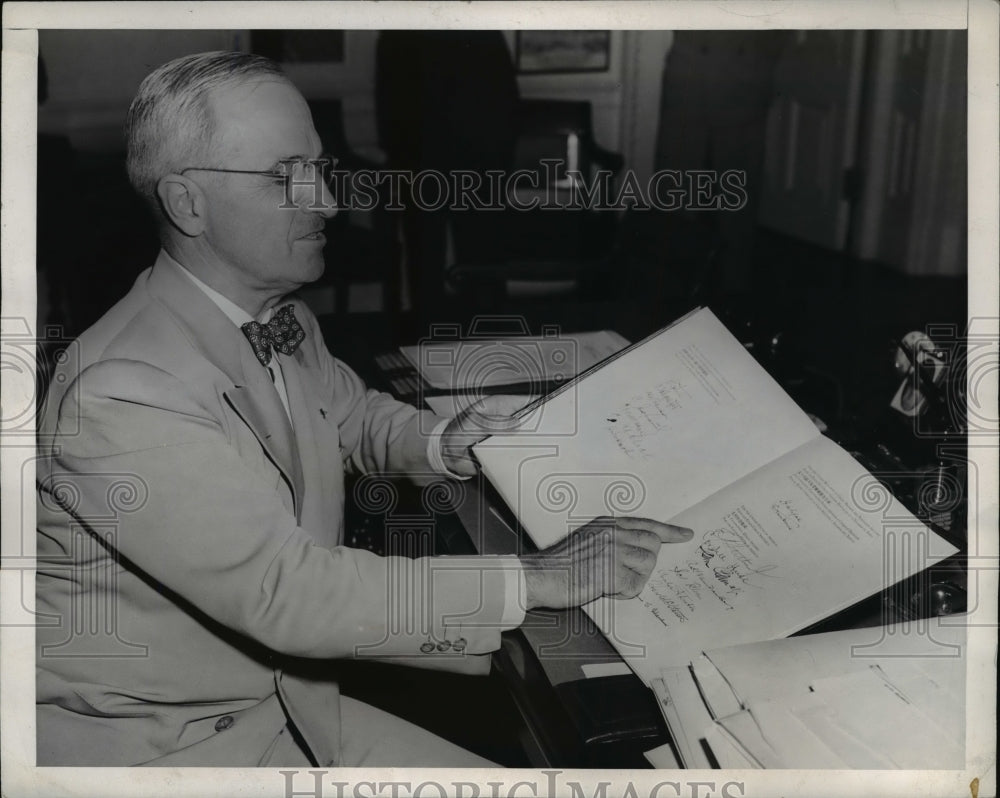 1945 Press Photo Pres Truman Holds Open Lengthy World Security Charter