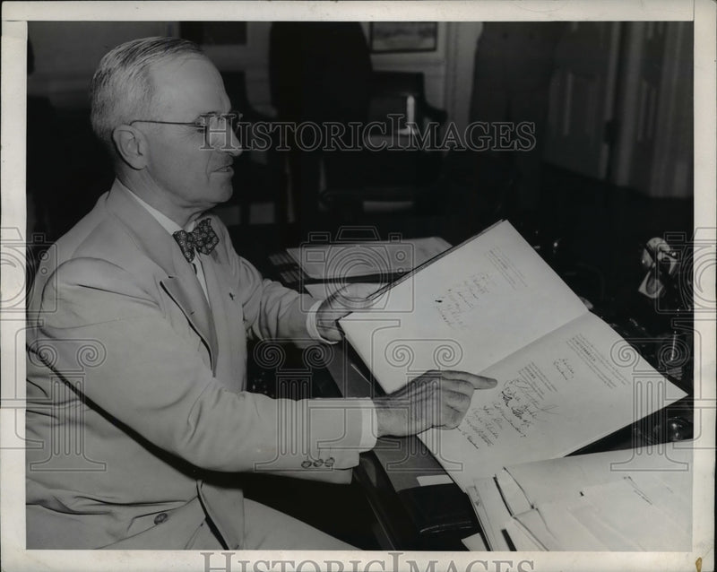 Load image into Gallery viewer, 1945 Press Photo Pres Truman Holds Open Lengthy World Security Charter

