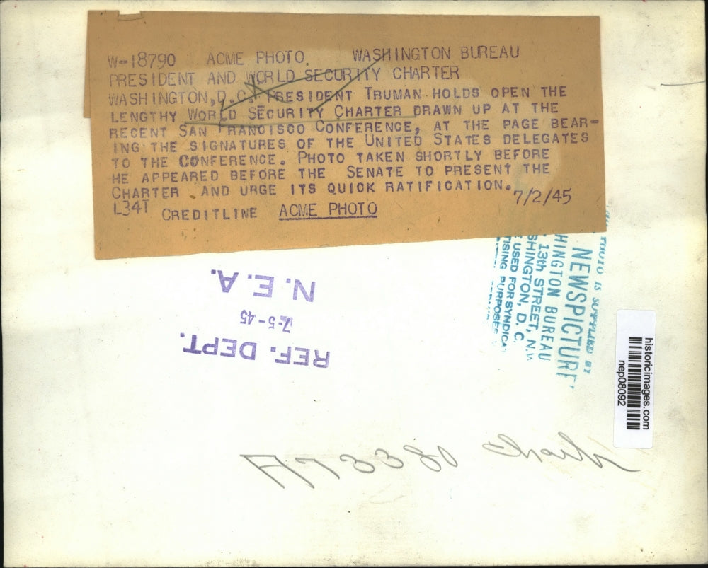 1945 Press Photo Pres Truman Holds Open Lengthy World Security Charter