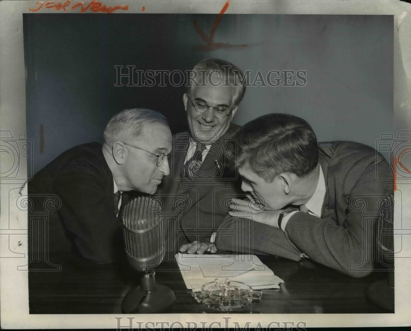 Load image into Gallery viewer, 1944 Press Photo Sen Harry Truman &amp; Sen Homer Ferguson with Sen Joseph H. Ball
