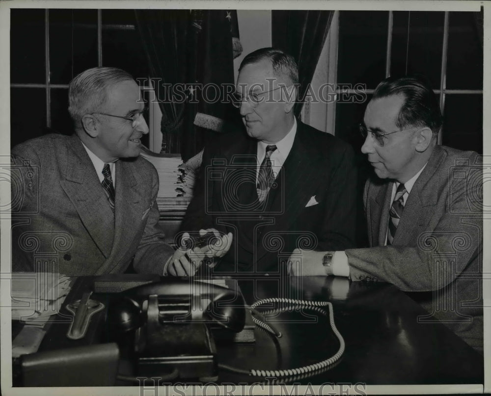 1945 Press Photo President Truman Receives MO Press Assoc Gold Membership Card
