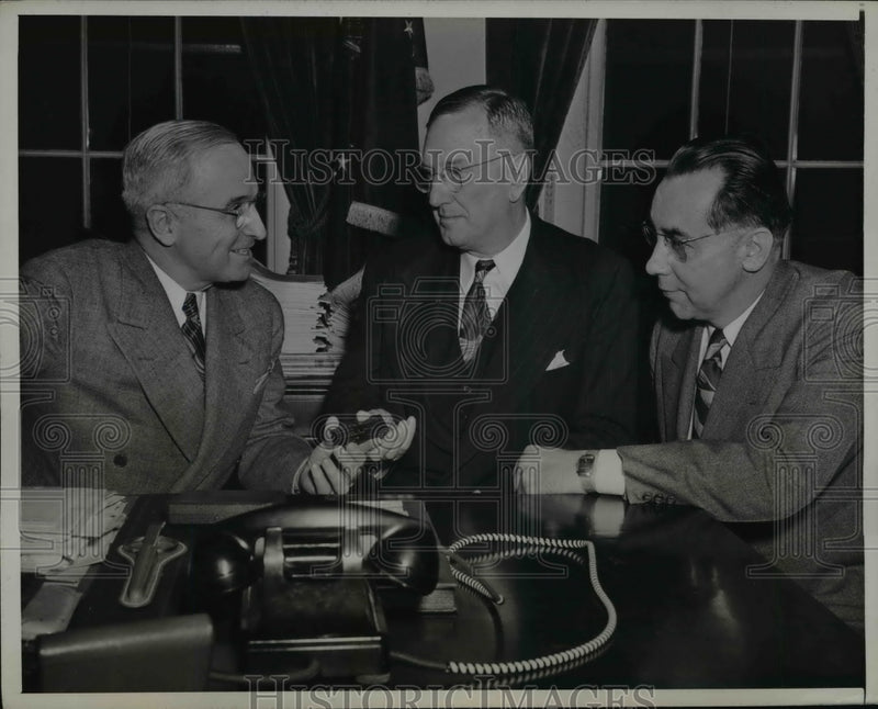 Load image into Gallery viewer, 1945 Press Photo President Truman Receives MO Press Assoc Gold Membership Card
