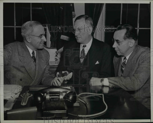 1945 Press Photo President Truman Receives MO Press Assoc Gold Membership Card