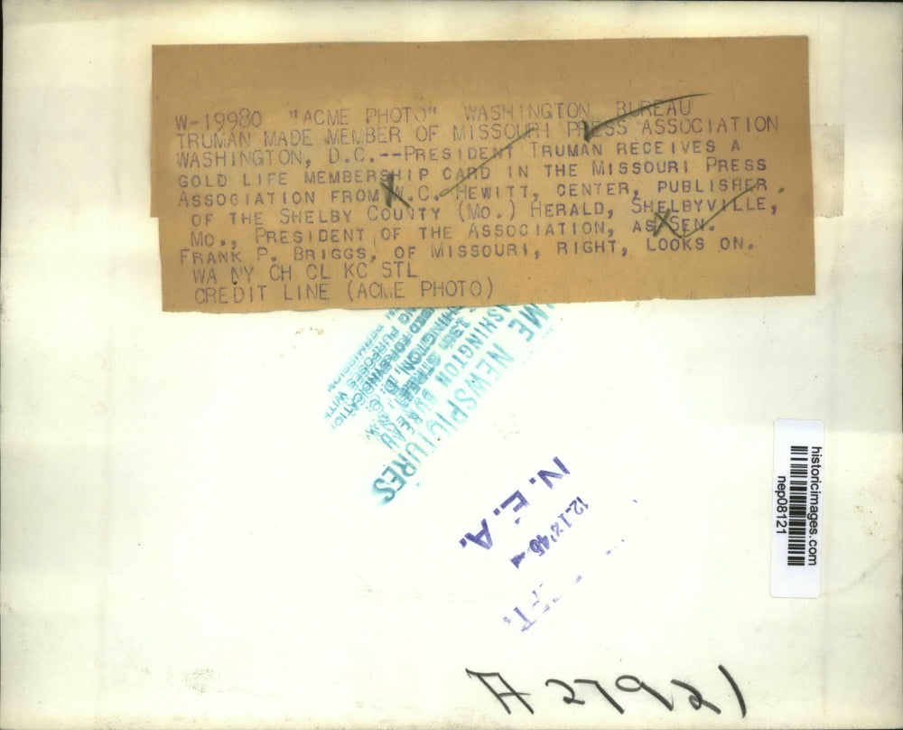 1945 Press Photo President Truman Receives MO Press Assoc Gold Membership Card