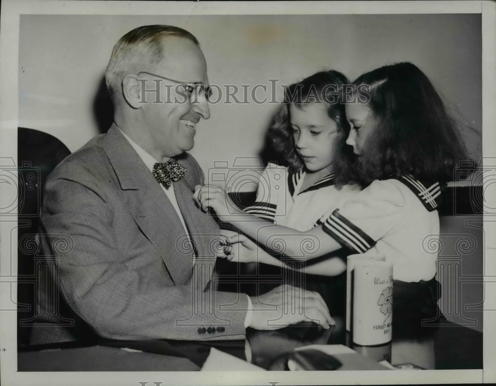 1945 Press Photo Pres Truman Buys Forget-Me-Not from Barbera & Phyllis Hohm