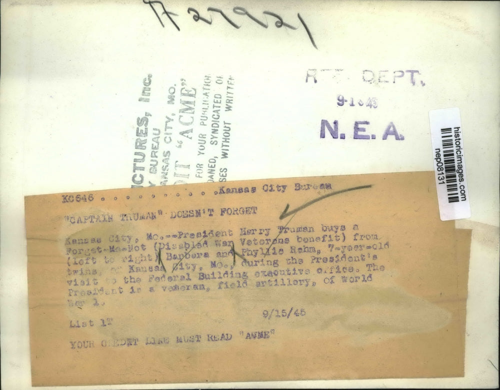 1945 Press Photo Pres Truman Buys Forget-Me-Not from Barbera & Phyllis Hohm