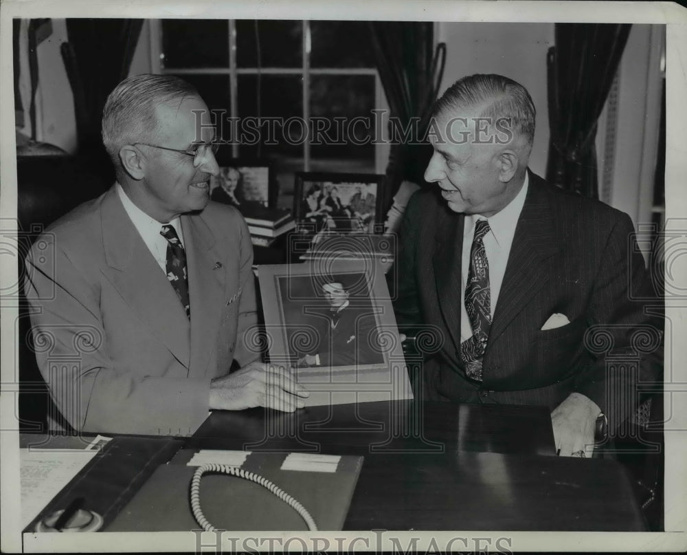 1945 Press Photo Pres Harry Truman Holds Portrait of Frederick Logan, Composer