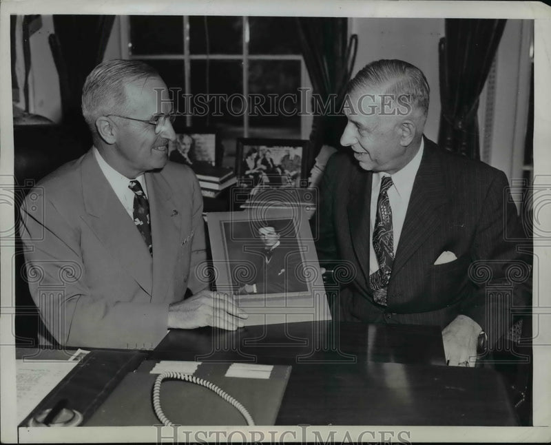Load image into Gallery viewer, 1945 Press Photo Pres Harry Truman Holds Portrait of Frederick Logan, Composer
