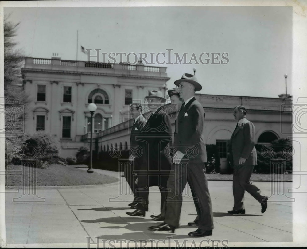 1945 Press Photo President Harry Truman Leaves White House with Secret Service