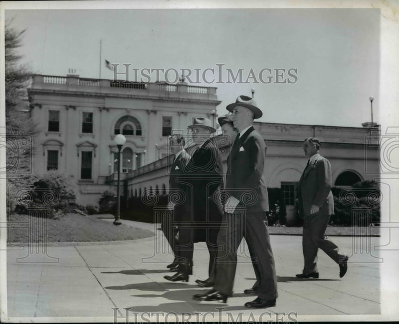 Load image into Gallery viewer, 1945 Press Photo President Harry Truman Leaves White House with Secret Service
