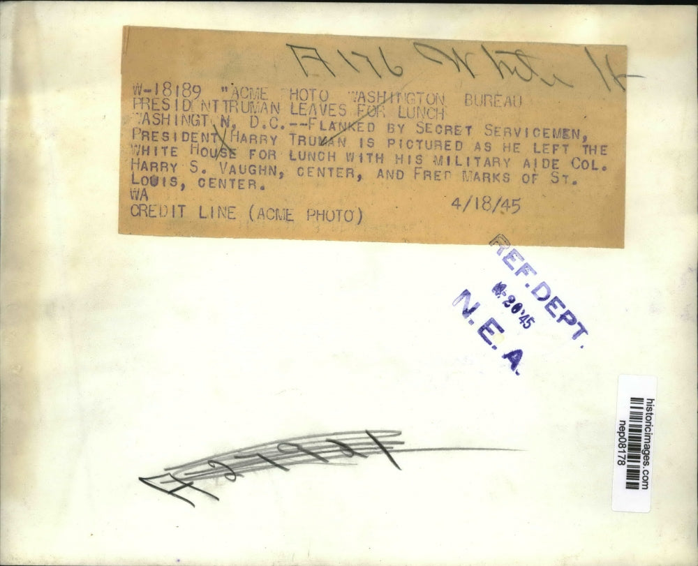 1945 Press Photo President Harry Truman Leaves White House with Secret Service