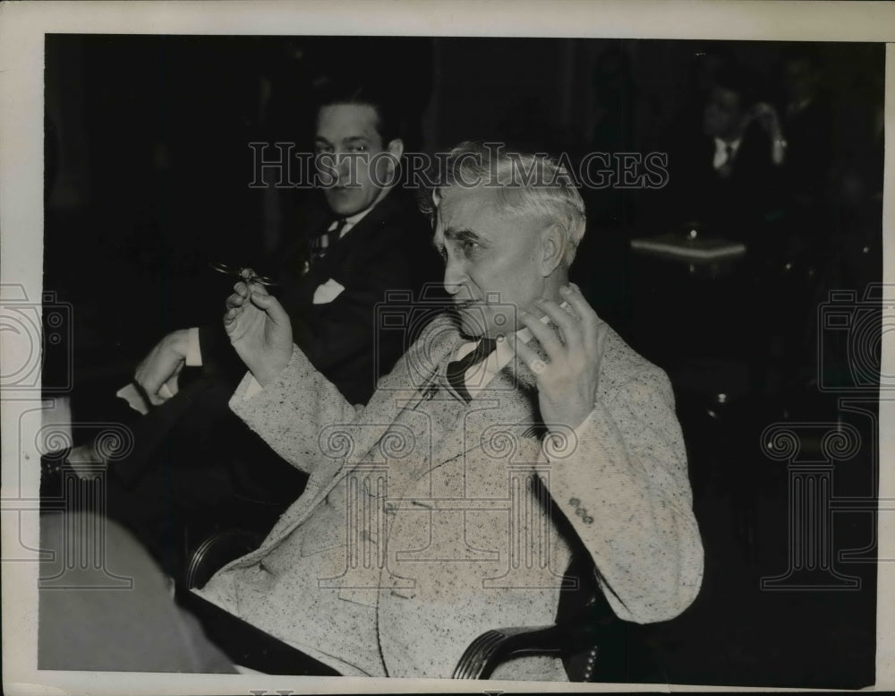 1937 Press Photo J.H. Smith, Pres of Corporations Aux Co. Testifying Before Sen