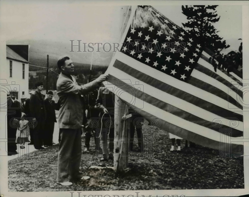 1936 Press Photo Governor Edwin Johnson Raises Flag on Colorado "No Man's Land"