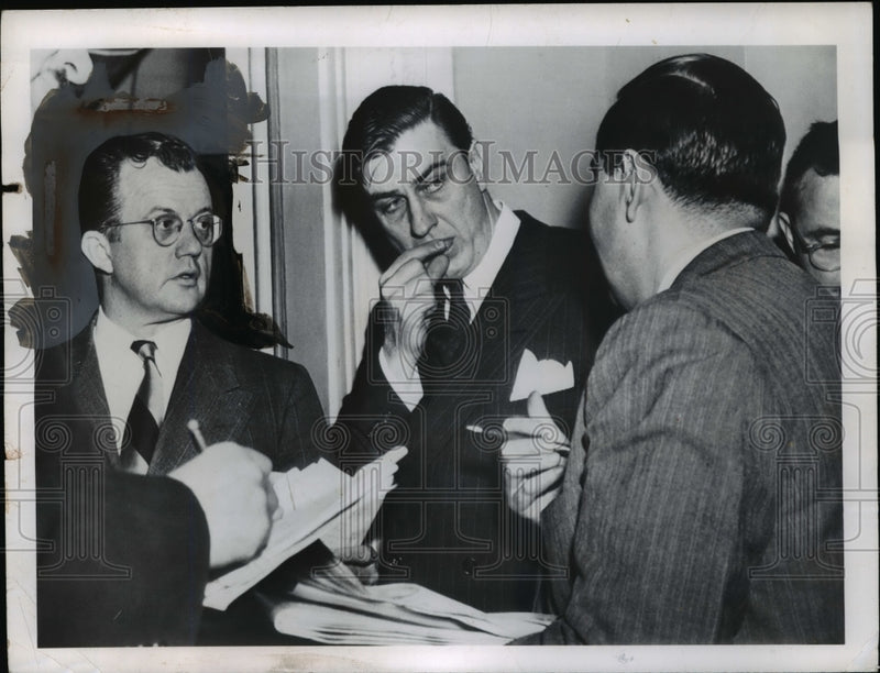 Load image into Gallery viewer, 1950 Press Photo Andrew Biemiller, F.D. Roosevelt Talk to Press after FEPC Pass
