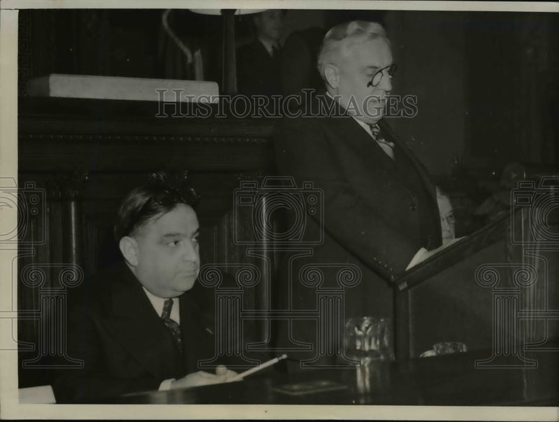 Load image into Gallery viewer, 1941 Press Photo Mayor Fiorello La Guardia &amp; Mayor Bernard Dickmann Start Meet
