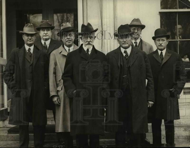 Load image into Gallery viewer, 1923 Press Photo Members of Joint Congressional Cmte Beckon Pres Coolide
