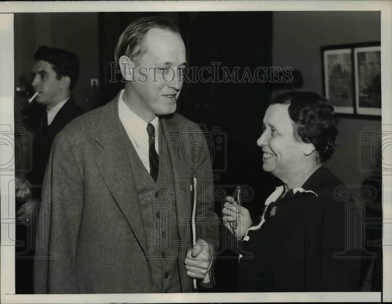 Load image into Gallery viewer, 1938 Press Photo Commerce Secy Harry L. Hopkins Chats with Sen Hattie W. Caraway
