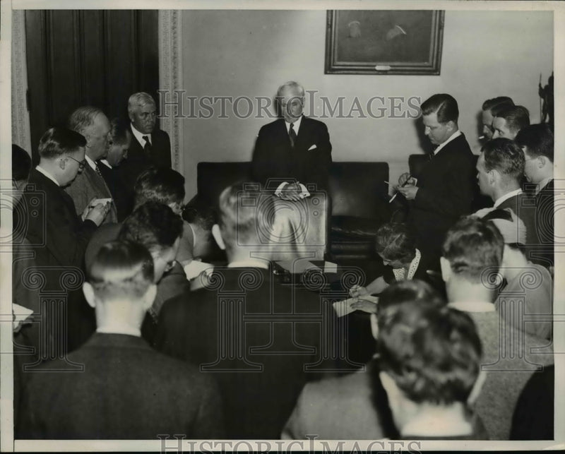 Load image into Gallery viewer, 1940 Press Photo Secy of State Cordell Hull Confers with Press on War Situation
