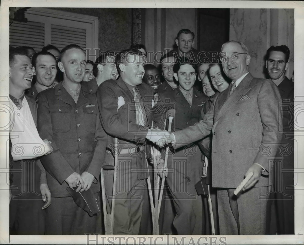 1946 Press Photo President Harry Truman Greets Newton Baker Hospital Veterans