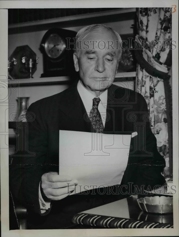Load image into Gallery viewer, 1945 Press Photo Cordell Hull Awarded Nobel Peace Prize for 1945 - nep08430
