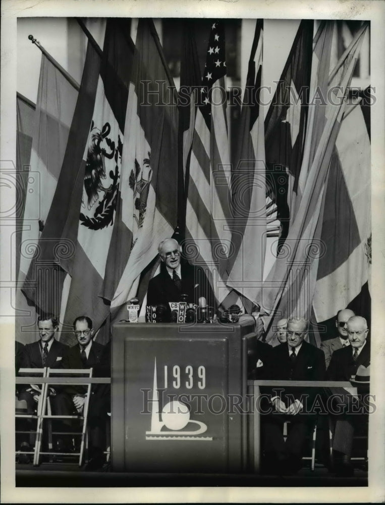 Load image into Gallery viewer, 1939 Press Photo Secy of State Cordell Hull Addresses Notables in Court of Peace

