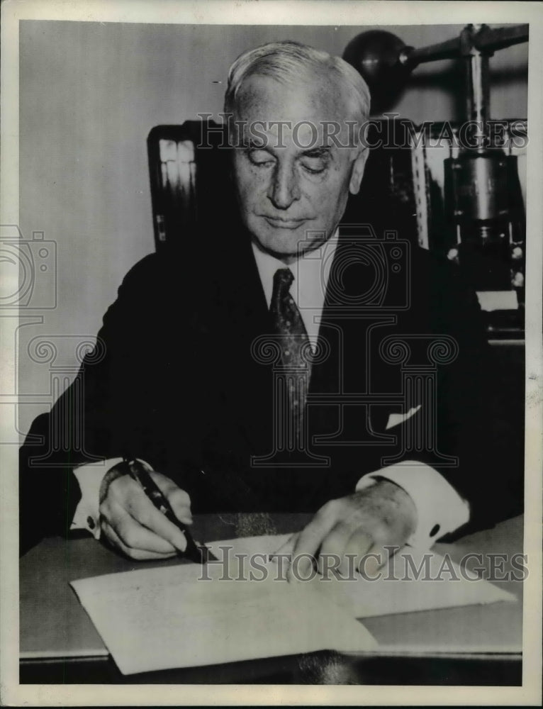 Load image into Gallery viewer, 1939 Press Photo Secy of State Cordell Signs Neutrality Proclamation - nep08443
