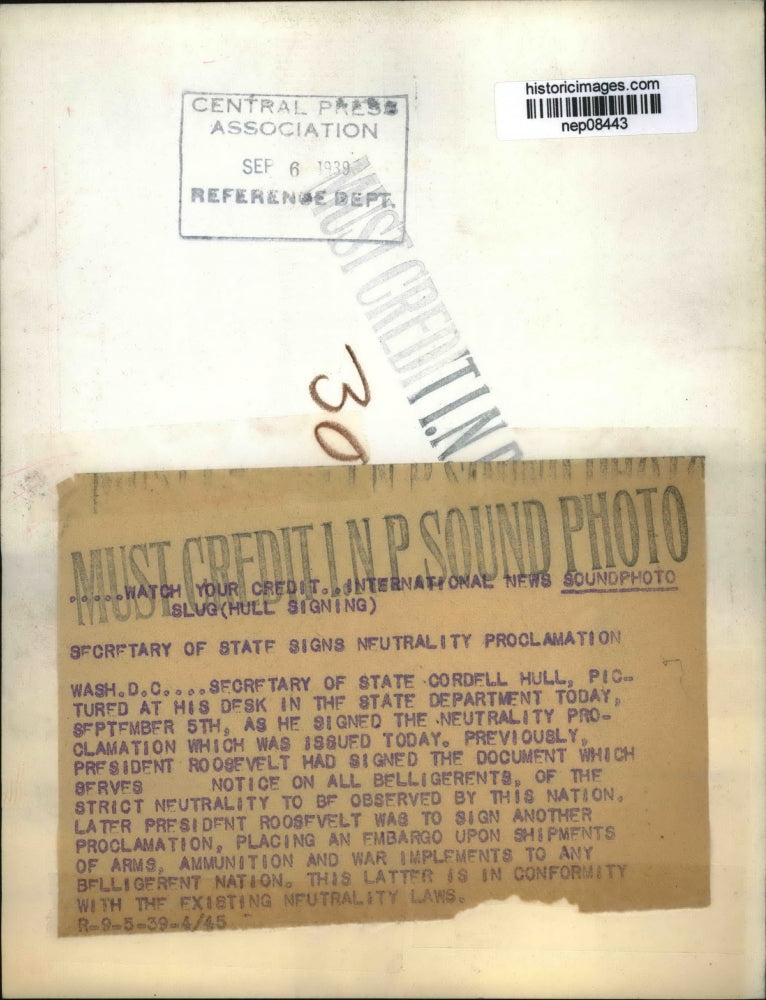 1939 Press Photo Secy of State Cordell Signs Neutrality Proclamation - nep08443