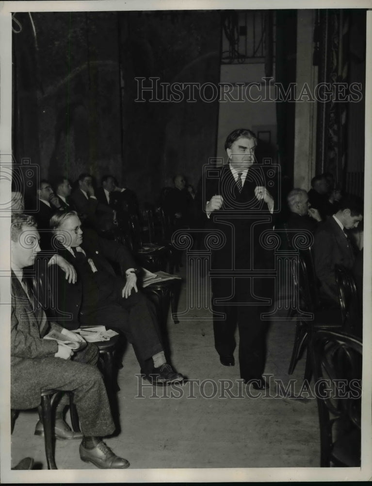 1940 Press Photo John L. Lewis Pacing Across Speaker's Platform During Recess