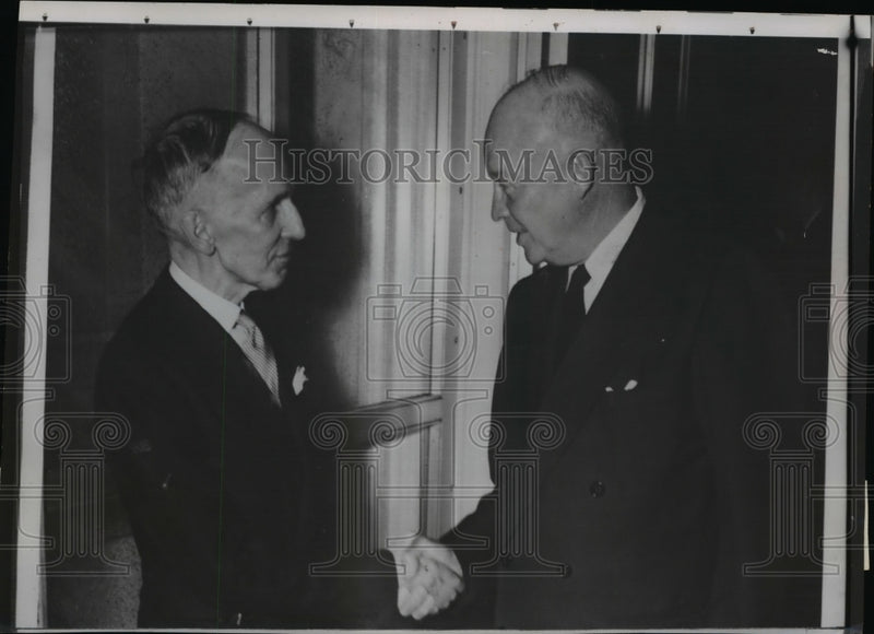 Load image into Gallery viewer, 1954 Press Photo President Dwight Eisenhower w/ Vincent Massey at White House
