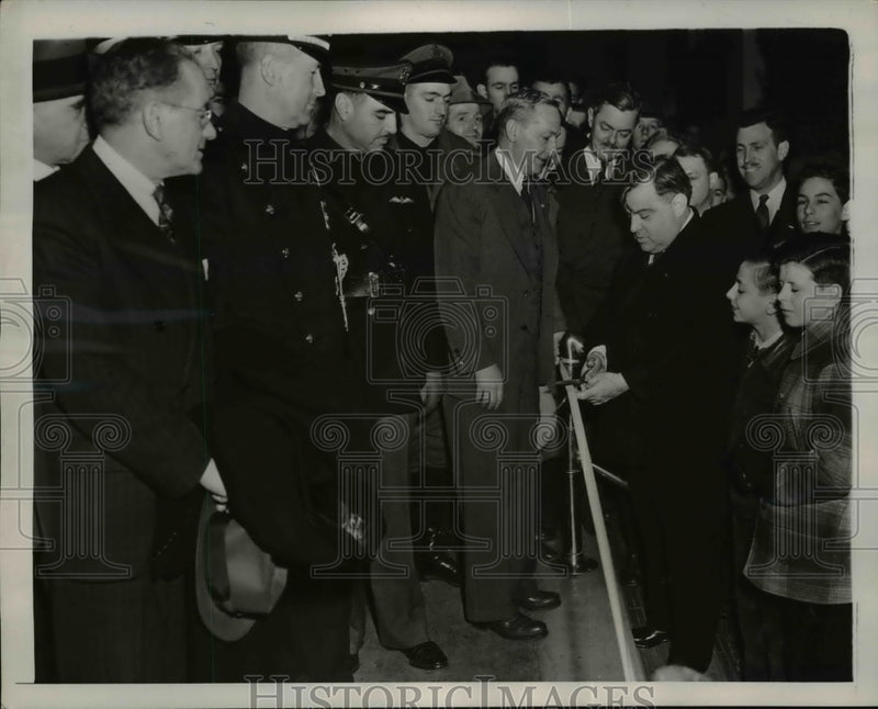 Load image into Gallery viewer, 1941 Press Photo Mayor LaGuardia Opens 6th Annual Nat'l Sportsmen's Show
