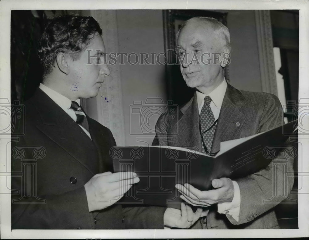 1944 Press Photo Secy of State Cordell Hull Delivers to Thor Thors Resolution