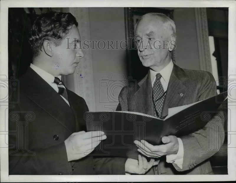 Load image into Gallery viewer, 1944 Press Photo Secy of State Cordell Hull Delivers to Thor Thors Resolution
