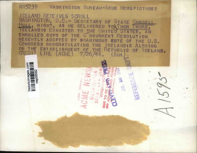 Load image into Gallery viewer, 1944 Press Photo Secy of State Cordell Hull Delivers to Thor Thors Resolution
