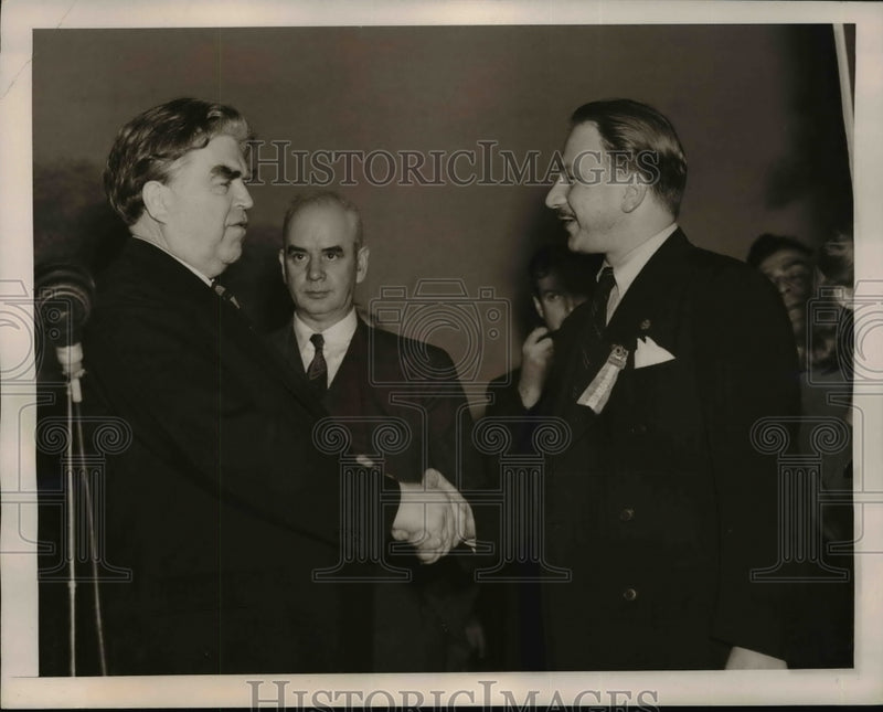 Load image into Gallery viewer, 1940 Press Photo John Lewis Shakes Hands with Lewis Berne - nep08600
