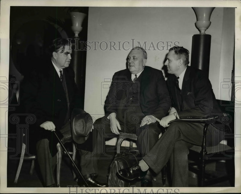 Load image into Gallery viewer, 1941 Press Photo Coal Negotiators Adjourn Morning Session without Agreement
