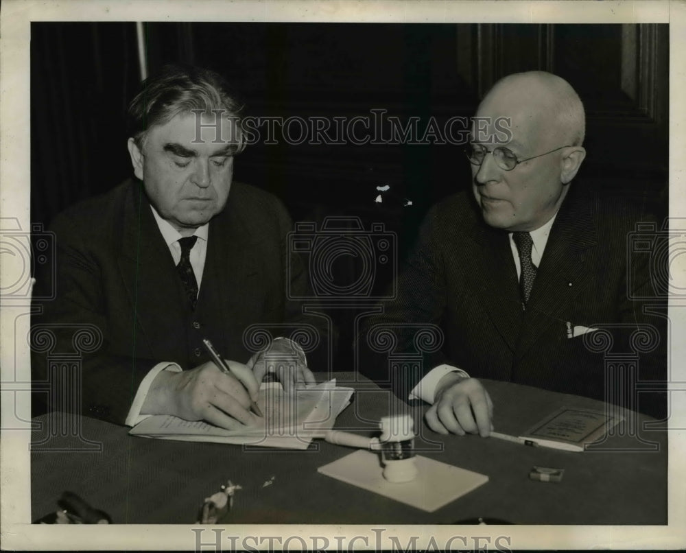 1941 Press Photo John L Lewis Signs Agreement with Hard Coal Operators