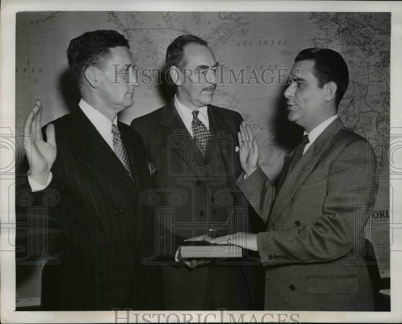 Load image into Gallery viewer, 1947 Press Photo Stanley Woodward Administers Oath to John E Peurifoy
