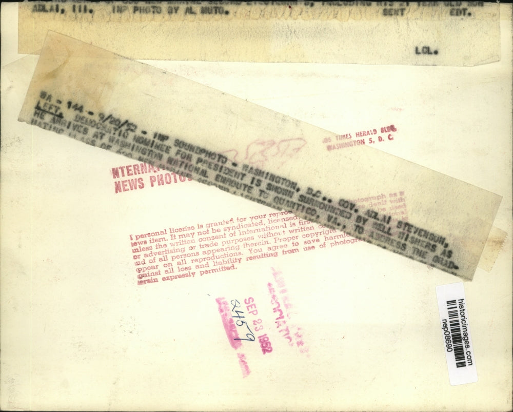 1952 Press Photo Pres Nominee Adlai Stevenson Met by Well Wishers in Washington