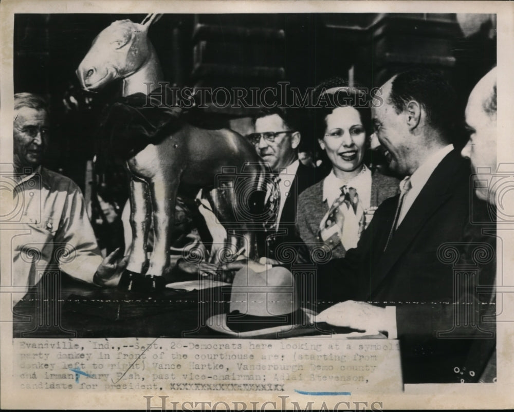1952 Press Photo Adlai Stevenson & Constituents Observe Donkey Statue