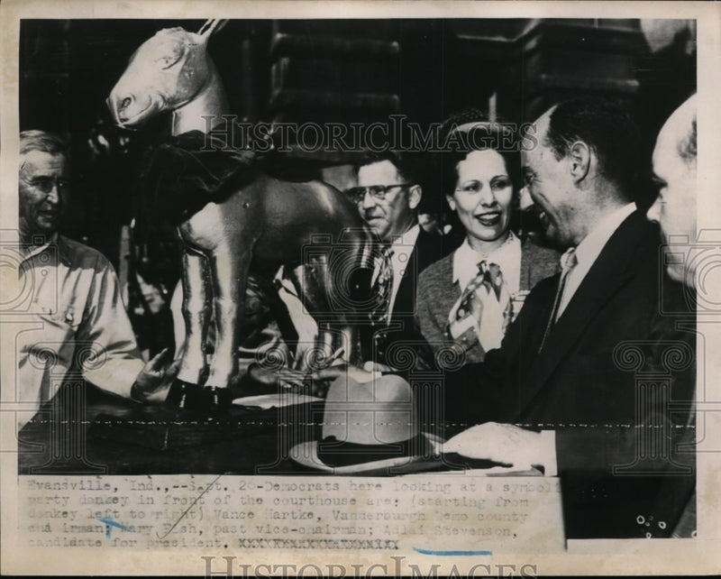 Load image into Gallery viewer, 1952 Press Photo Adlai Stevenson &amp; Constituents Observe Donkey Statue
