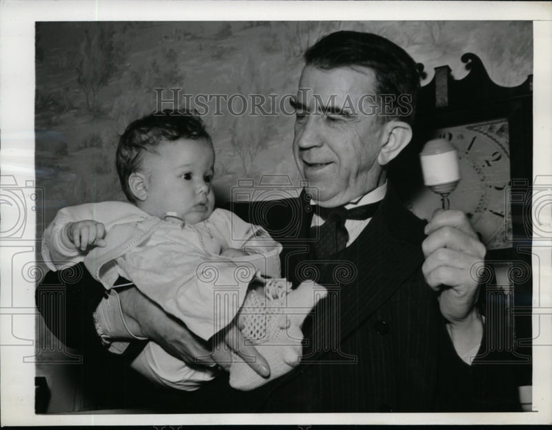 Load image into Gallery viewer, 1942 Press Photo Rep Howard Smith Amuses His 4-Mont-Old Granddaughter, Lucinda
