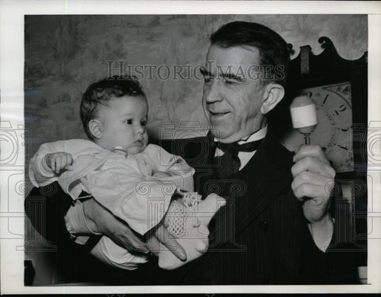 1942 Press Photo Rep Howard Smith Amuses His 4-Mont-Old Granddaughter, Lucinda