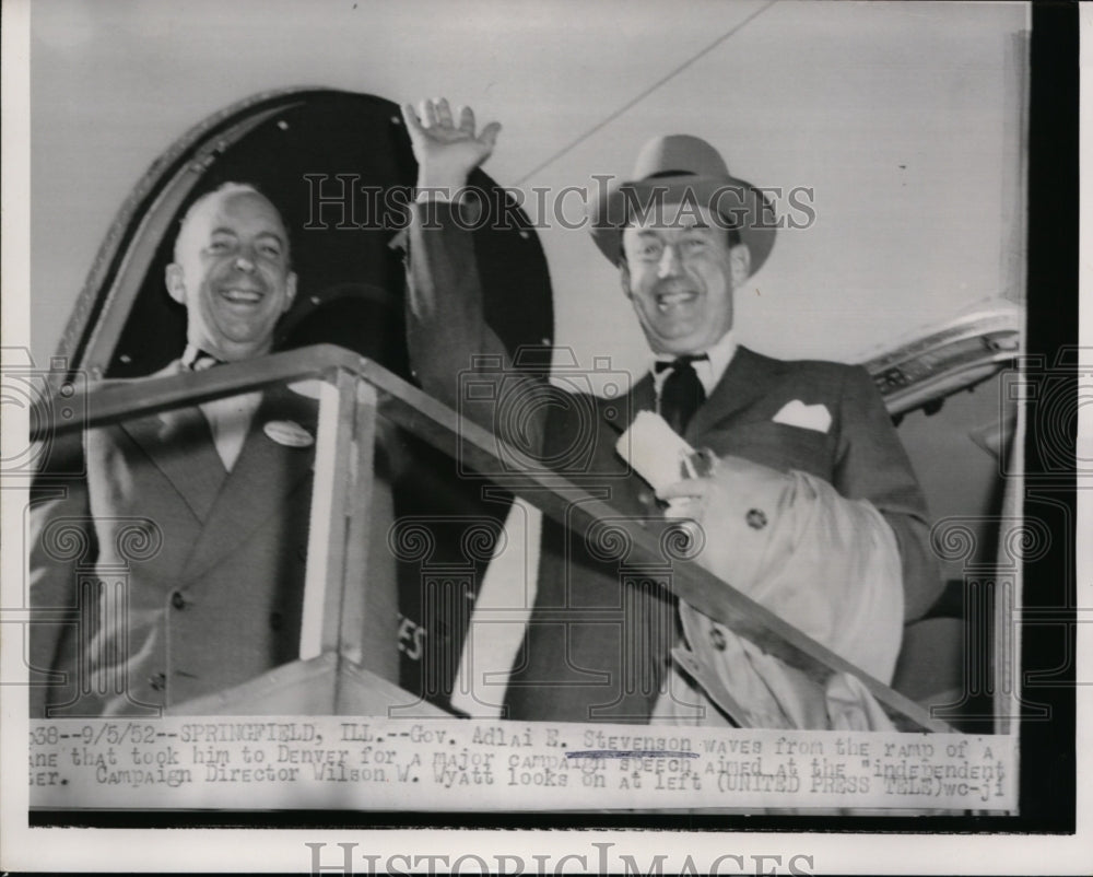 1952 Press Photo Adlai Stevenson, Wilson Wyatt Wave from Plane, Springfield IL