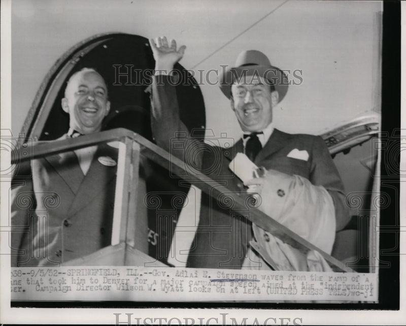 Load image into Gallery viewer, 1952 Press Photo Adlai Stevenson, Wilson Wyatt Wave from Plane, Springfield IL
