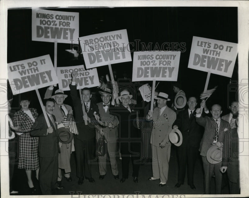 Load image into Gallery viewer, 1944 Press Photo Brooklynites Show Support for Dewy at GOP Convention
