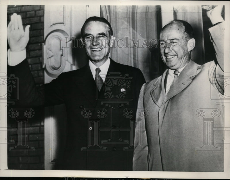 Load image into Gallery viewer, 1955 Press Photo Gov Averell Harriman &amp; Adlai Stevenson Waving to Newsmen
