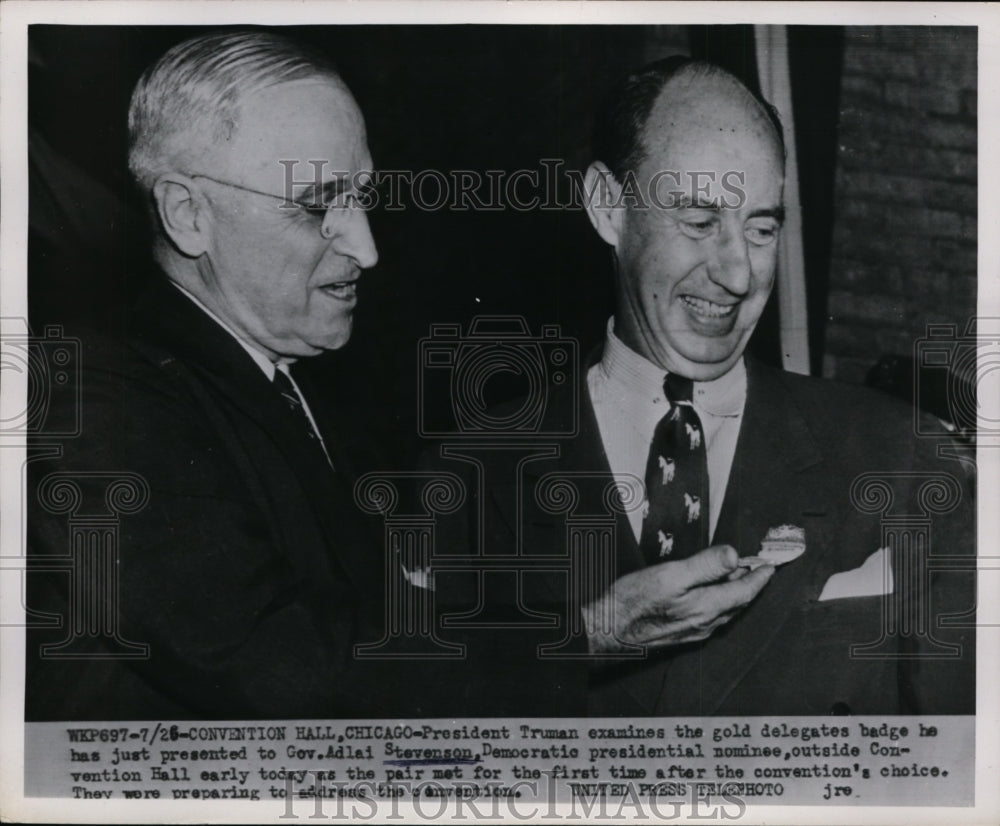 1952 Press Photo Harry Truman Presents Adlai Stevenson Gold Delegates Badge