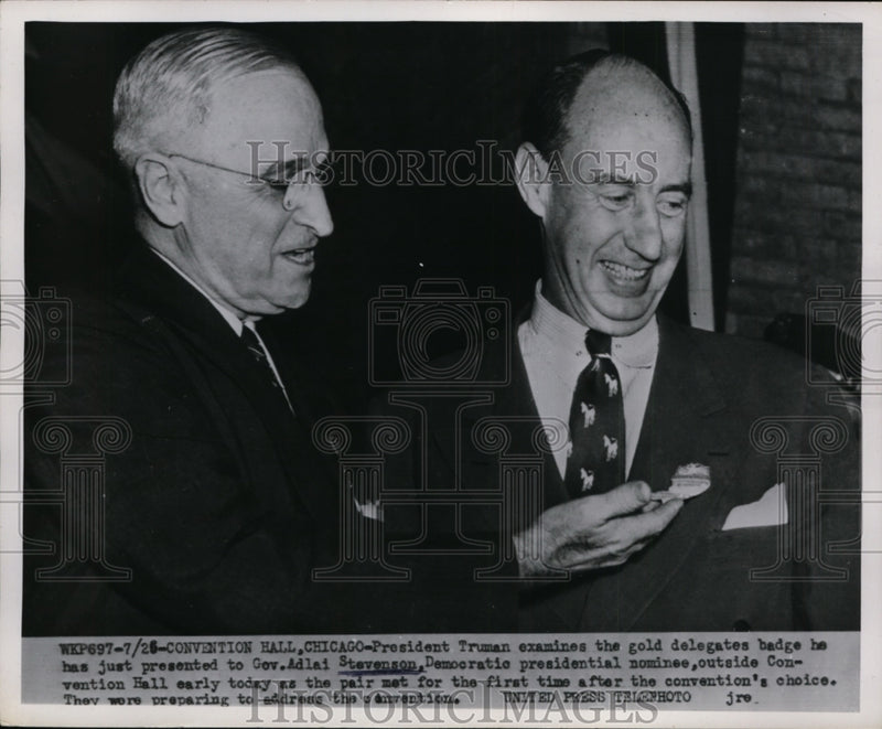 Load image into Gallery viewer, 1952 Press Photo Harry Truman Presents Adlai Stevenson Gold Delegates Badge
